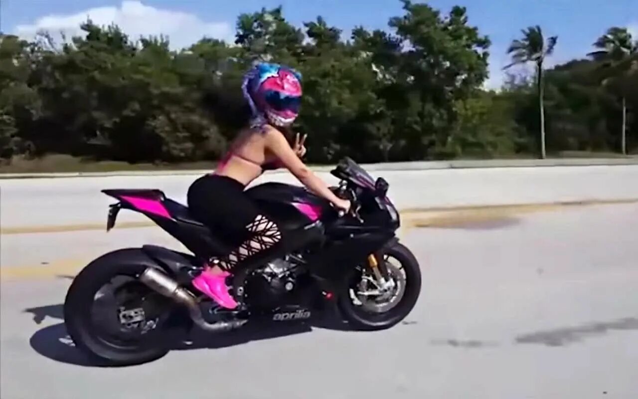 Ездить нормально. Девушка за рулем мотоцикла. Девушка на мотоцикле. Девушки на мотоциклах в юбках. Покажи мотоцикл для девочек.
