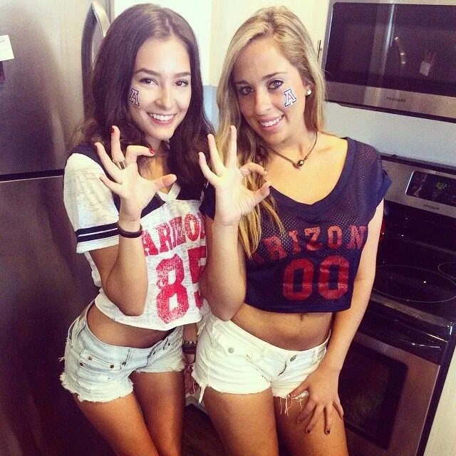 Хоум герлз пати Оля и Ира. Teens hot красотки в топиках. Фото homegirls Party chicks Irina and Olga.