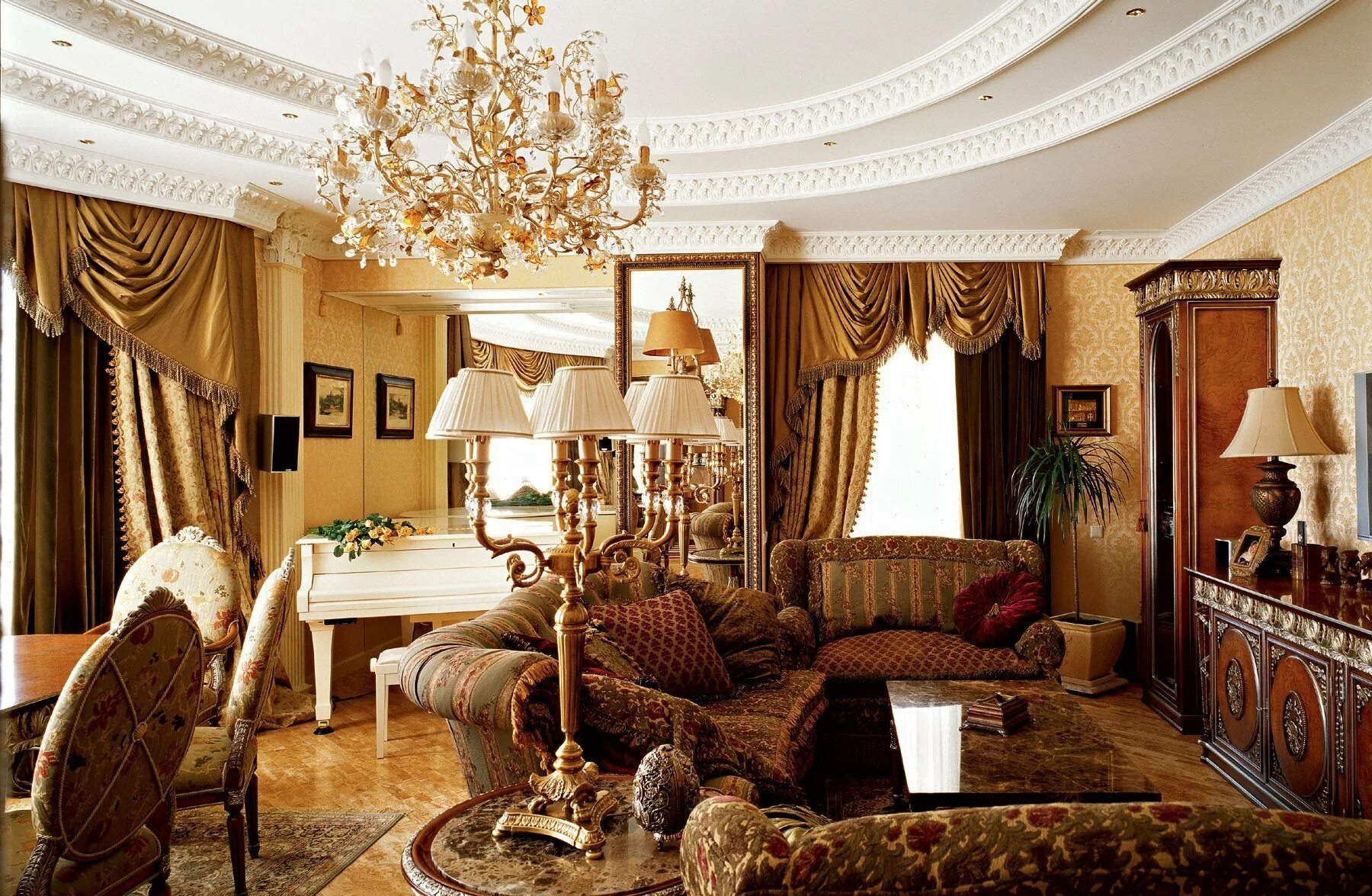 Также богато. Гостиная Версаче Барокко. Шикарная гостиная в классическом стиле. Роскошная гостиная в классическом стиле. Элитные классические интерьеры.
