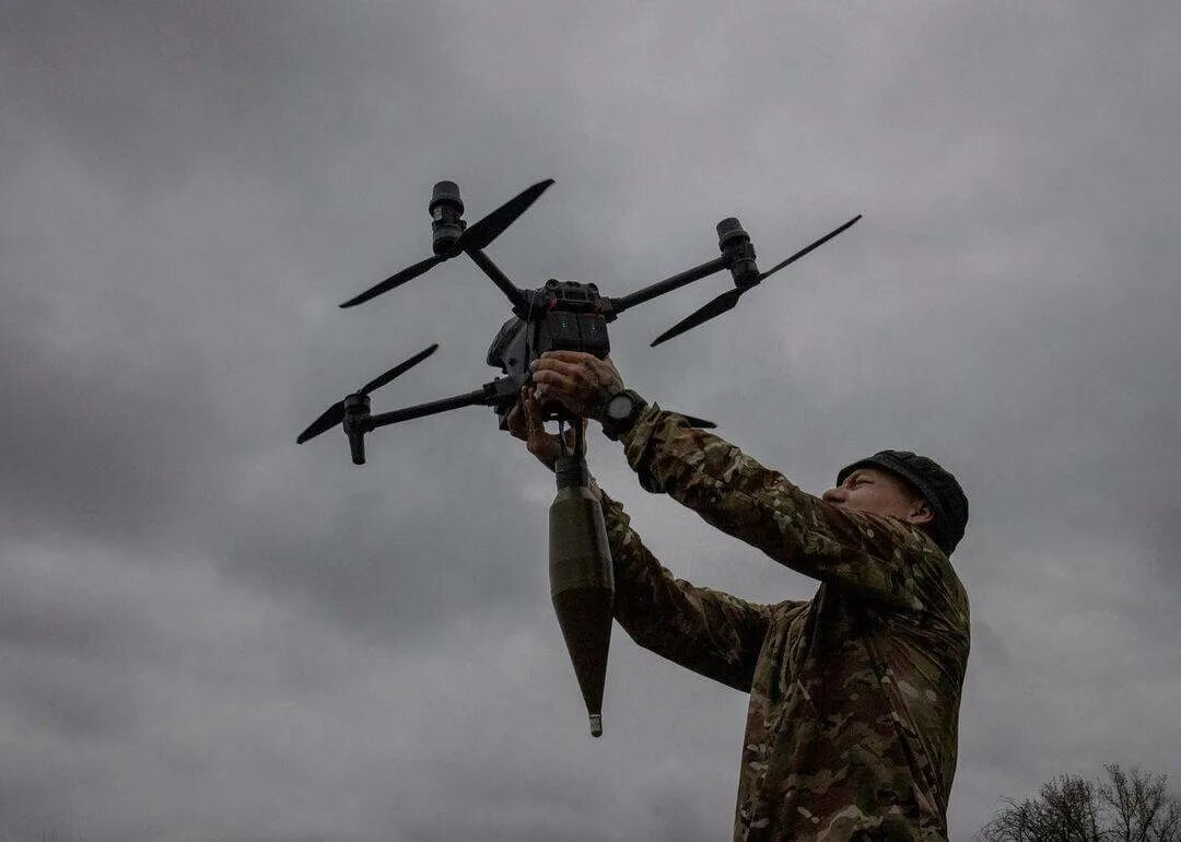 Поражение fpv-дроном транспорта всу. Бой дронов. Бпла каратель. Украинский боевой дрон. Видео с украинских дронов.