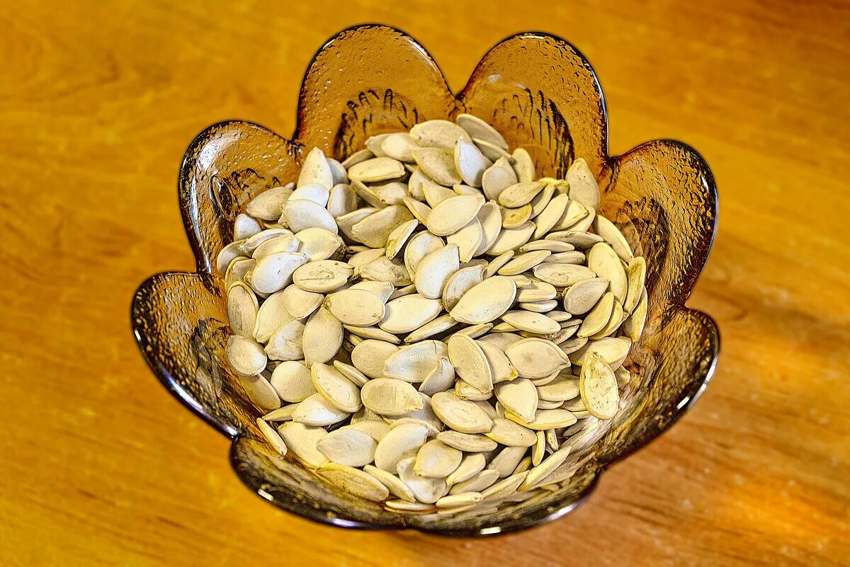 Тыквенные семечки очищенные. Тыквенные семечки (100 г). 100 гр тыквенных семечек. Семена тыквы ашан. Сырые тыквенные семечки.