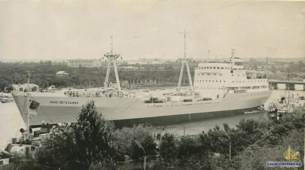 ветрогенератор в тумане. рефрижератор канариан рифер. транспортный рефрижератор,, бриз,, эстрыбпром. гогланд рифер. транспортный рефрижератор остров атласова.