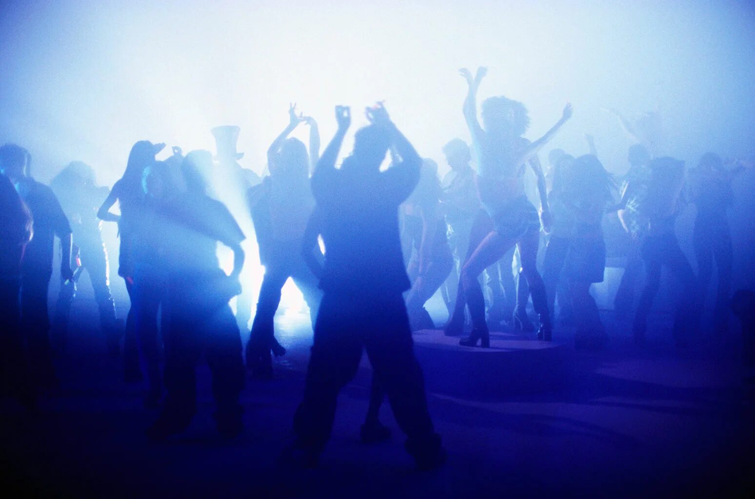 Клубная жизнь песня. Вечеринка в клубе. Танцы в клубе. Толпа в клубе. Вечеринка танцы.