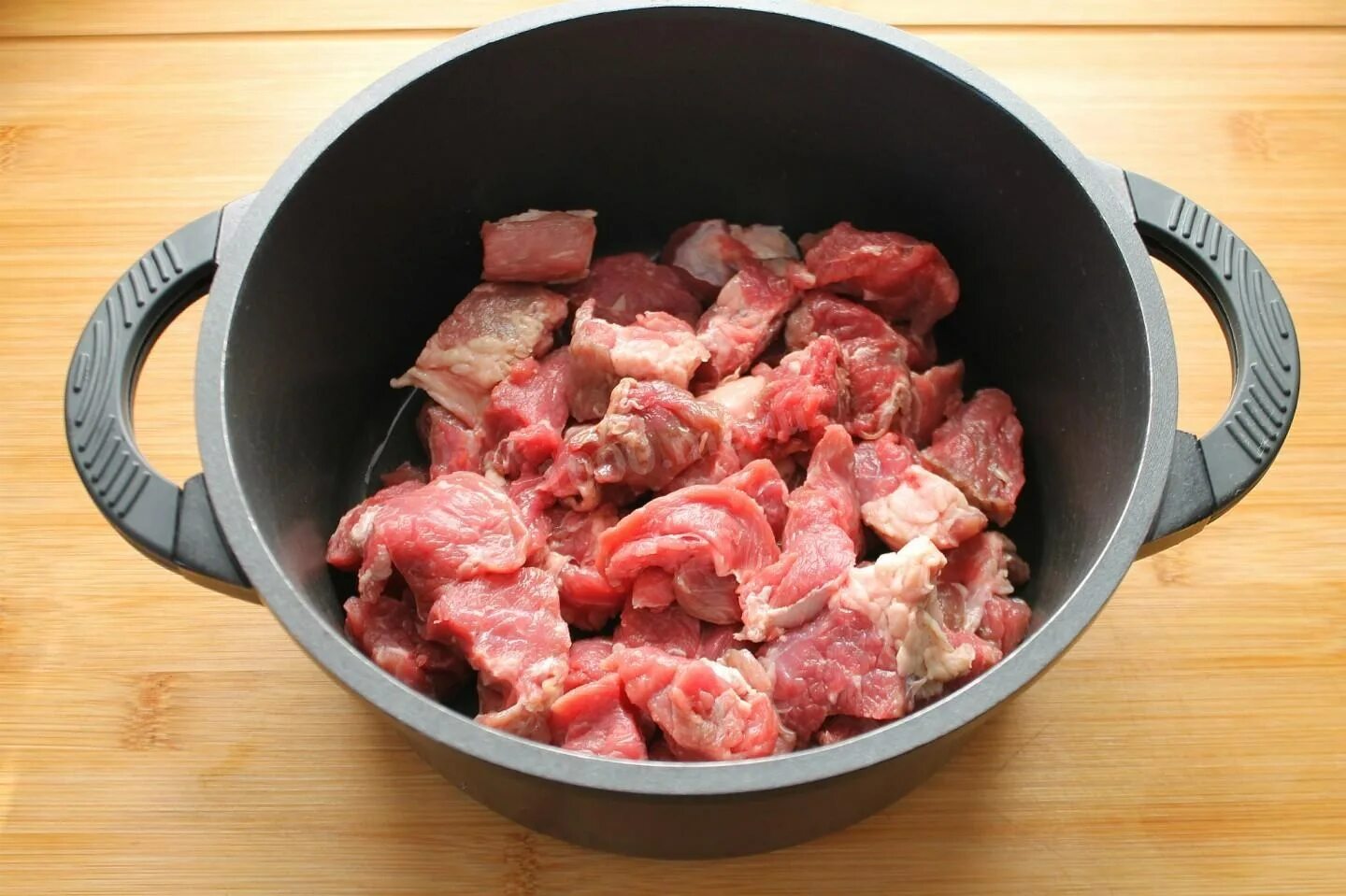 Рецепты мяса в кастрюле свинина. Мясо в кастрюле. Говядина в кастрюле. Мясо в кастрюле на плите. Мясо варится.