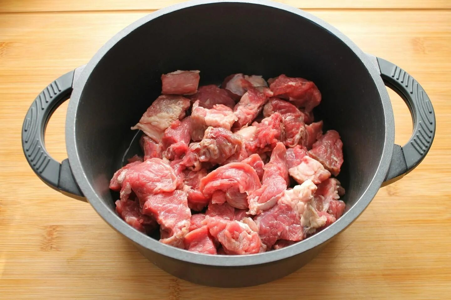Как приготовить говядину в кастрюле. Мясо в кастрюле. говядина в кастрюле. мясо в кастрюле на плите. мясо варится.