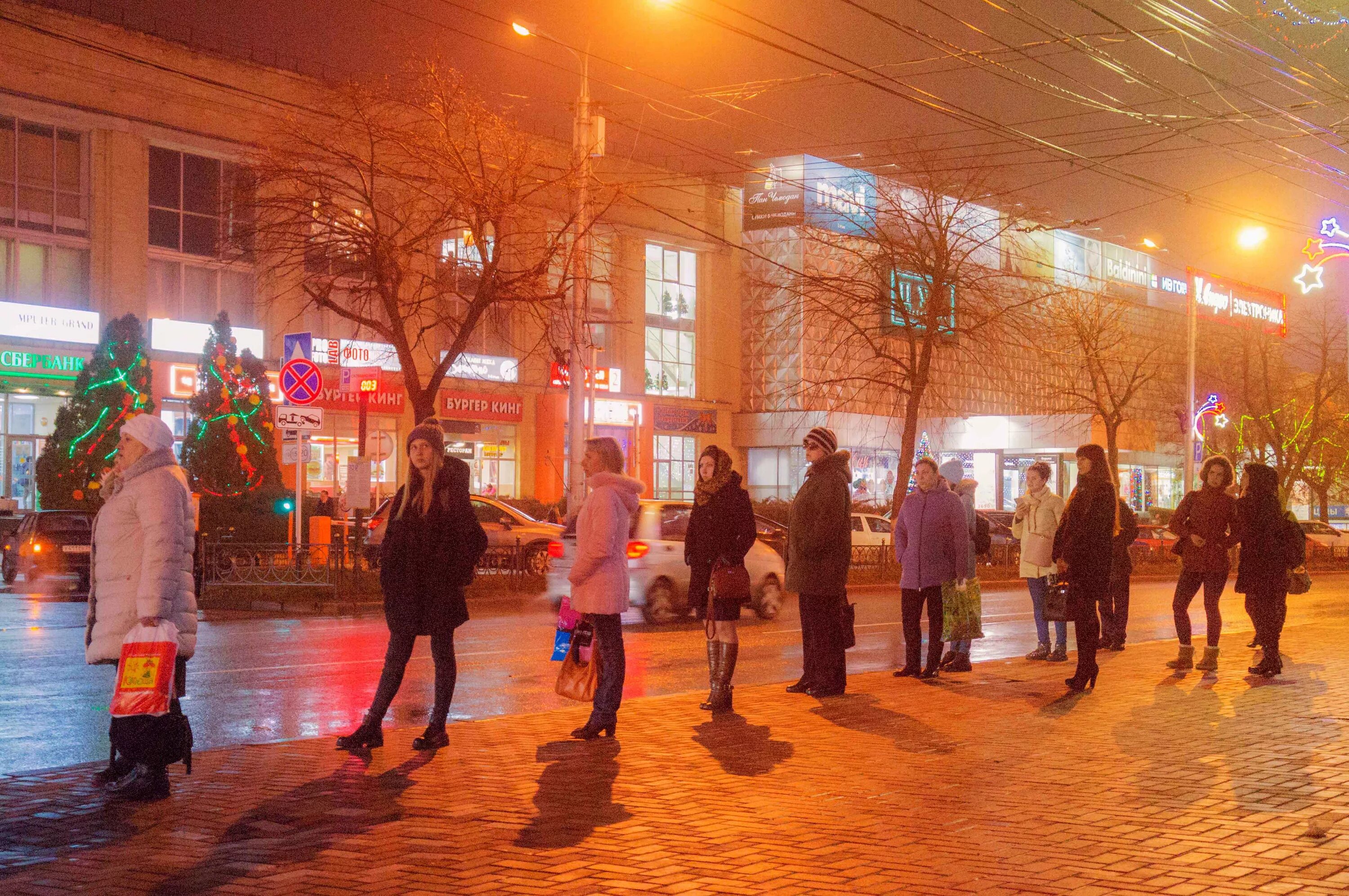 Очередь на остановку в Москве. Волгоград очереди на остановке. Оренбург очереди на остановке. Очередь на остановке ночью Самара. Очередь остановились