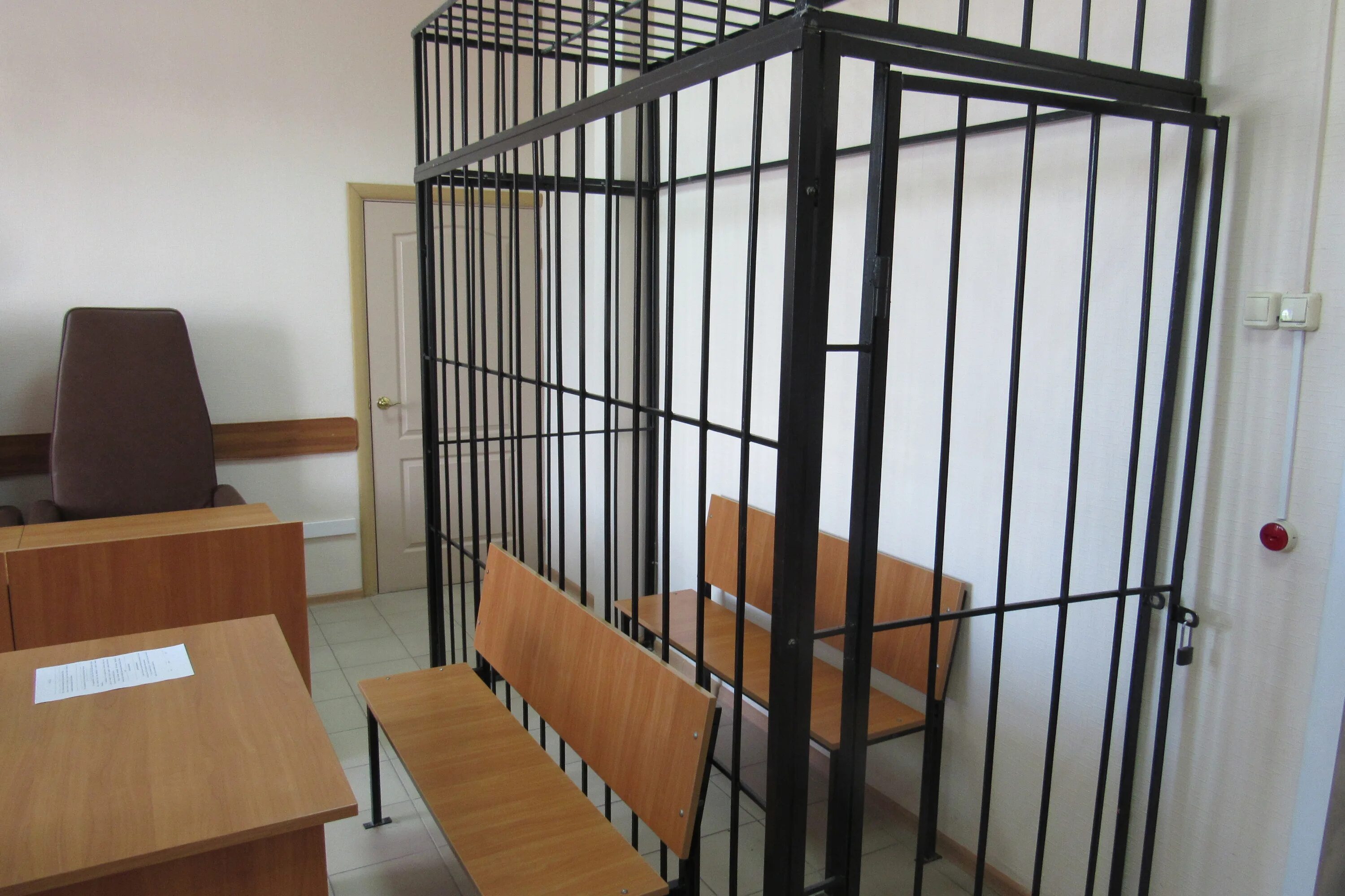 В зале суда. Клетка в зале суда. Зал судебного заседания районного судьи. Решетка в зале суда. Клетка для подсудимых.