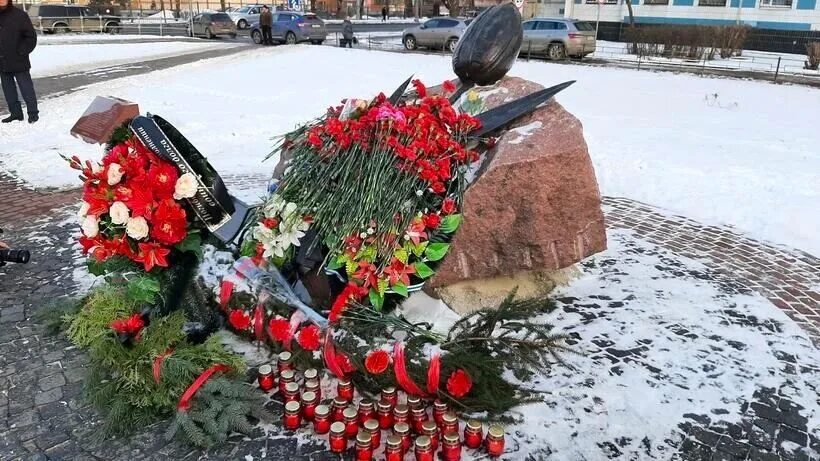 Памятник черный тюльпан в Серпухове. Памяти погибших воинов. Чёрный тюльпан Екатеринбург памятник. Черный тюльпан серпухов