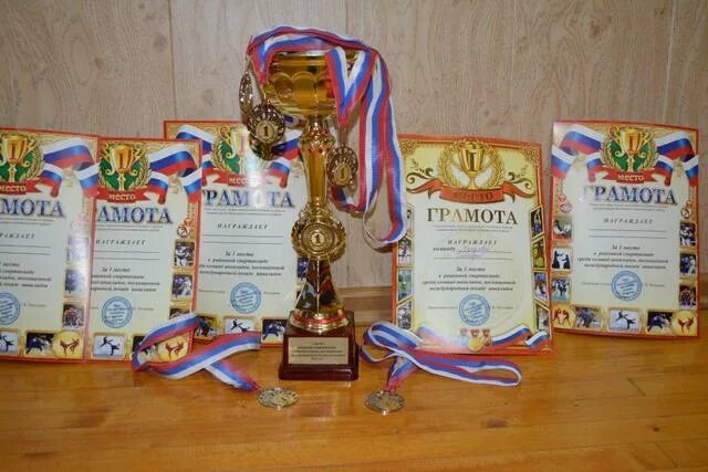 Много грамот. Много грамот и дипломов. Награды медали грамоты. Картинки дипломов и грамот. Грамоты и сертификаты.