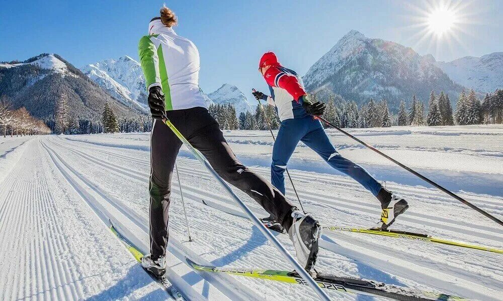 Зимние спортсмены. Беговые лыжи. Катание на беговых лыжах. Лыжник. Беговые лыжи спорт.