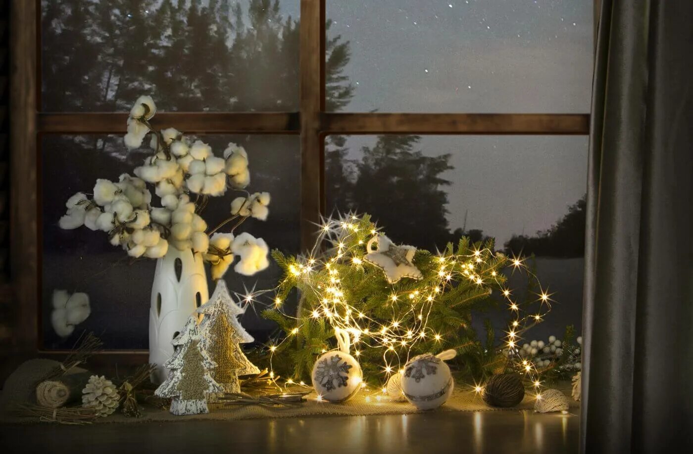 новогодние окна украшенные. декор подоконника к новому году. рождественские домики на окна. новый год на подоконнике своими руками. новогодняя композиция на подоконнике.