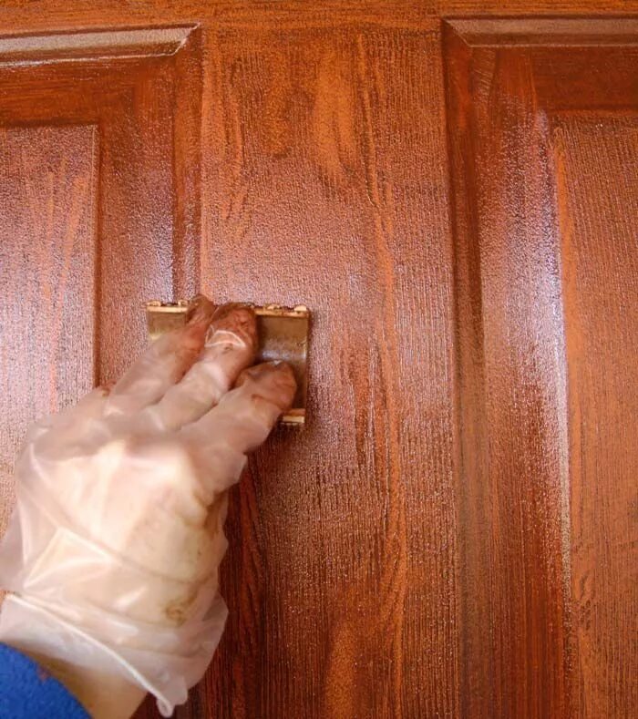 Можно покрыть двери лаком. Перекраска деревянных дверей. Краска для деревянных дверей межкомнатных. Покрасить деревянную дверь. Покраска дверей межкомнатных.