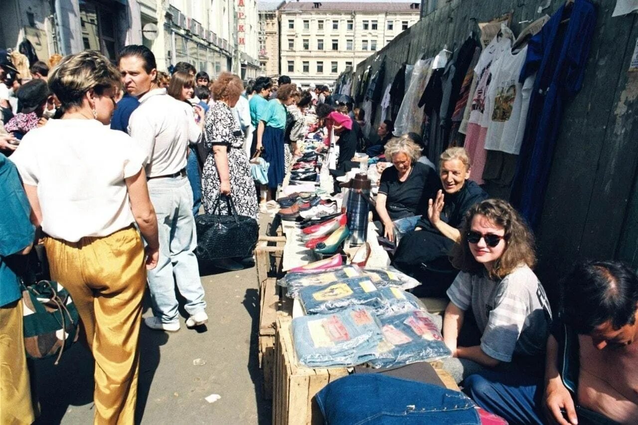 Жизнь в 1990 х годах. Лихие 1990-е Москва. Москва 90-е рынки. Рынок 90х на Арбате. Лихие 90 в Москве.