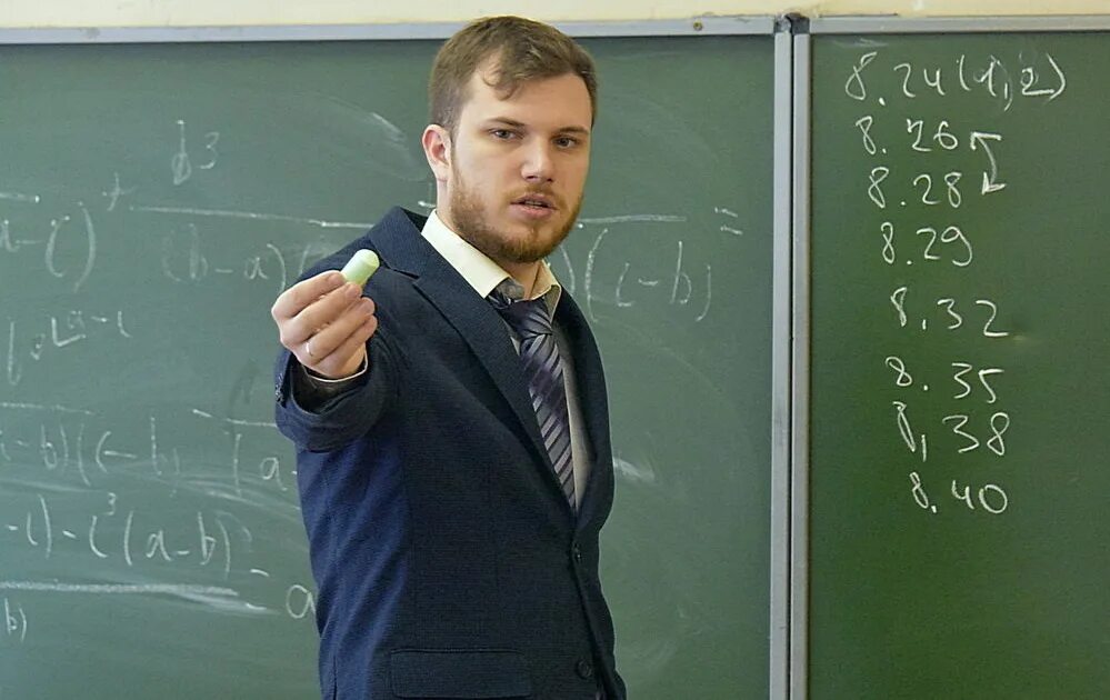 В россии на 10 мужчин. Учитель мужчина. Педагог мужчина. Школьный учитель мужчина. Учитель математике мужчина.