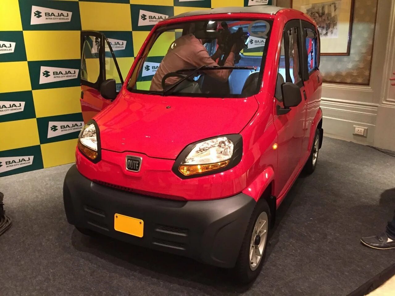 Самая дешевая машина купить. Bajaj Qute 250. Bajaj Tata Nano. Bajaj Qute first Drive. Бажаж машина Индия.