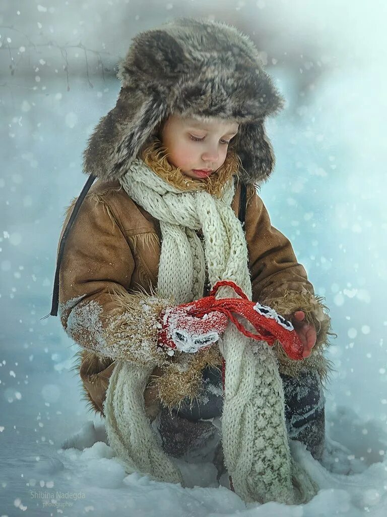 Ушанка валенки. Девочка зима. Зима для детей. Дети зимой.