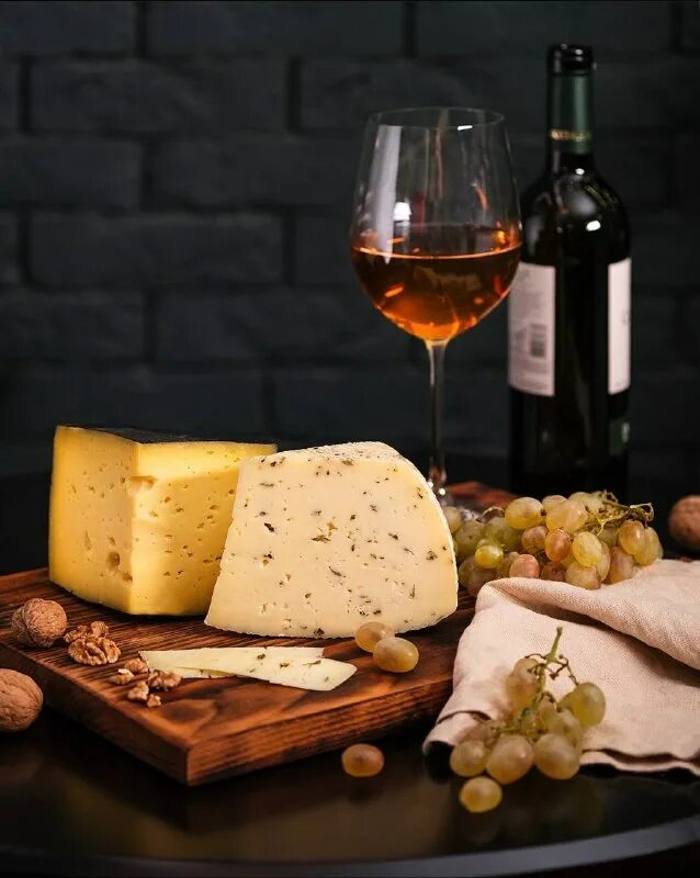 Сочетание рыбы с вином. Сочетание блюд и напитков. Какой сыр сочетается с рыбой. Какое вино к рыбе. Сочетание еды и напитков.