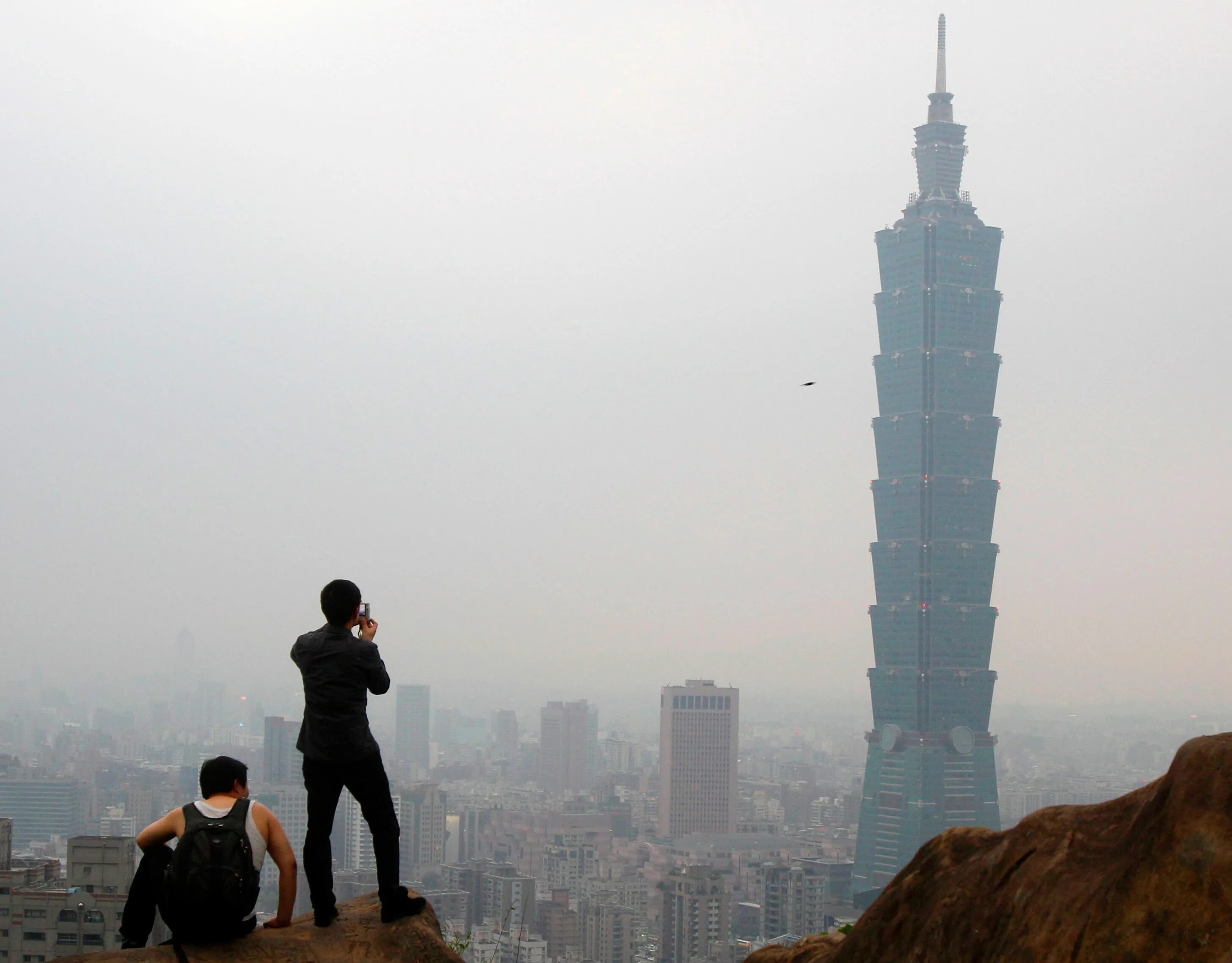 Нестандартная высота. Тайбэй 101 высота. The Taipei 101 building. Гигантский небоскреб. Огромные здания и человек.