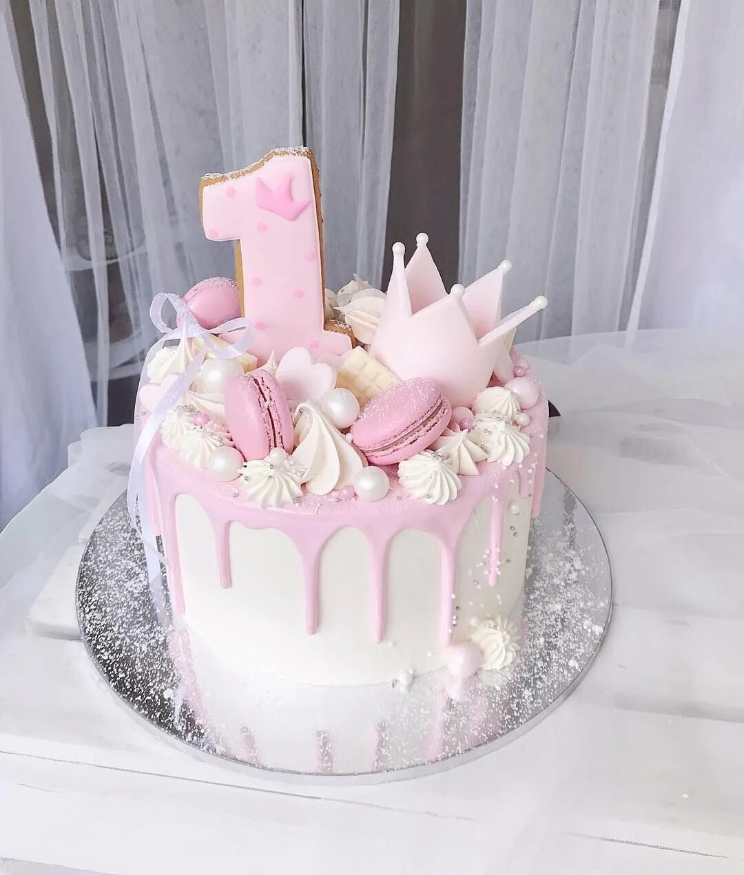 На год красивый торт девочке. Торт на годик девочке. Тортик на годик девочке. Розовый тортик на годик. Торт розовый для девочки 1 год.