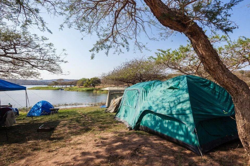 Шалаховское водохранилище с палатками. Шалаховское водохранилище рыбалка. Палаточный кемпинг. Место для кемпинга.