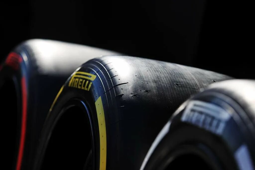 Пирелли или формула что лучше. Pirelli на формуле 1. гоночные шины pirelli. отбойник из шин на гоночной трассе. календарь пирелли 2025.
