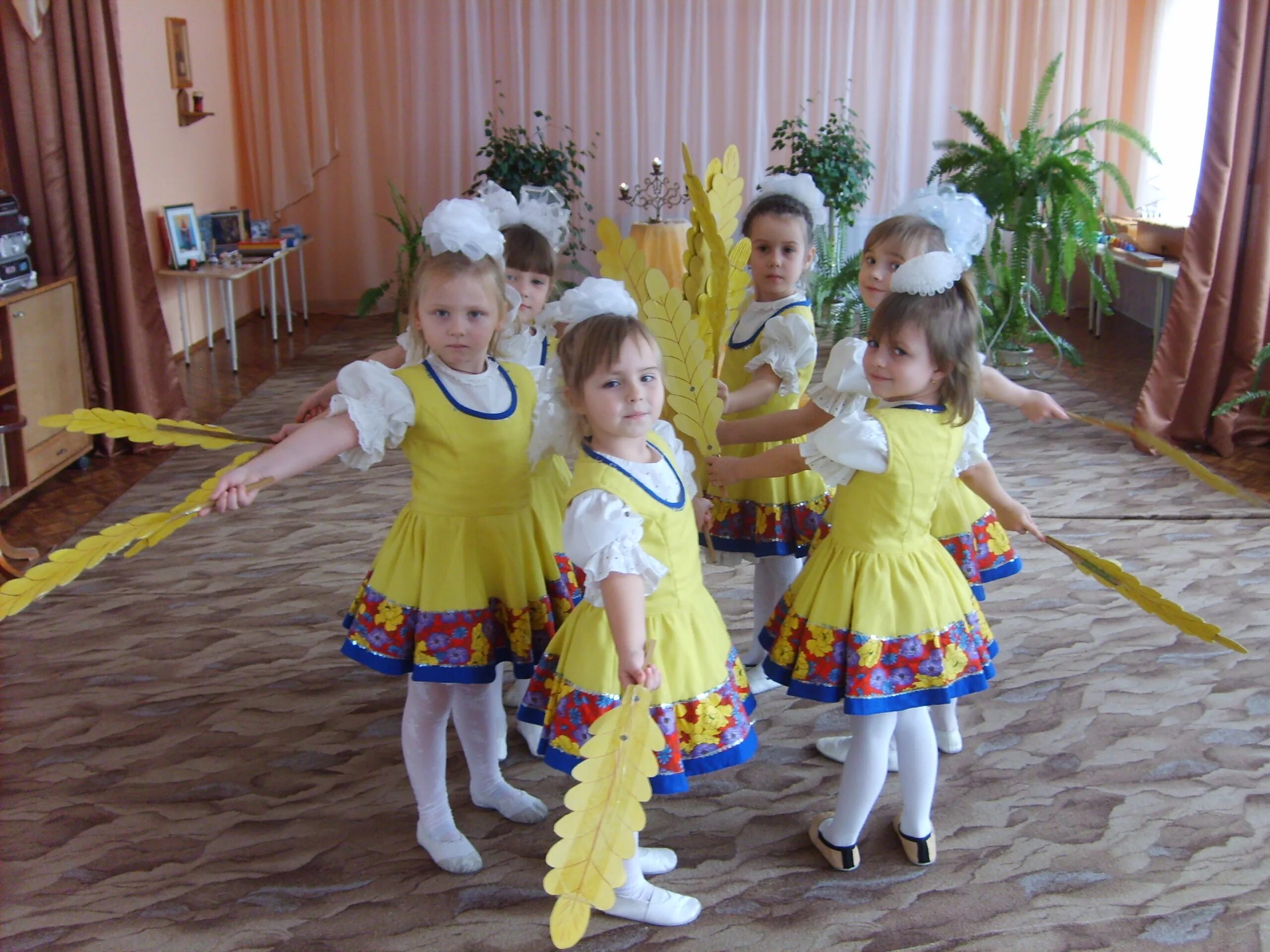 Танец колоски в детском саду. Колоски для танца в детском саду своими руками. Танец с колосьями в детском. Танец колоски в детском саду. Танец с колосками.