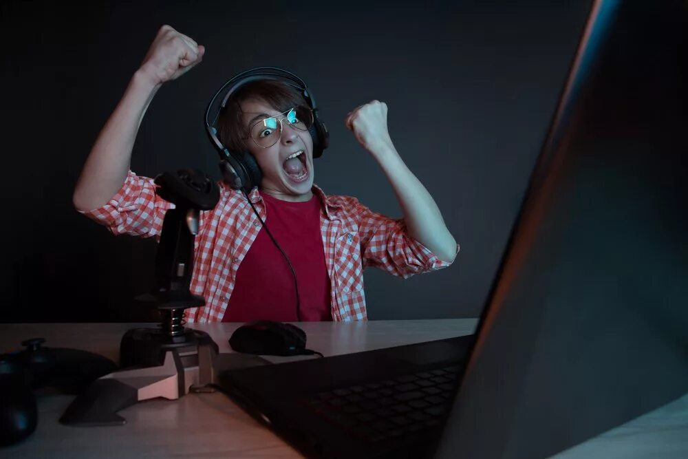 Игрок в компьютерные игры. Компьютерные игры. Игры на компьютер. Человек играющий за компьютером. Игрок в компьютерные игры.