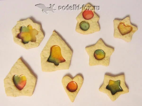 печенье с окошком из леденцов. печенье с прозрачной серединой. печенье с леденцовыми окошками. печенье с окошком из леденцов. печенье с леденцовыми окошками.