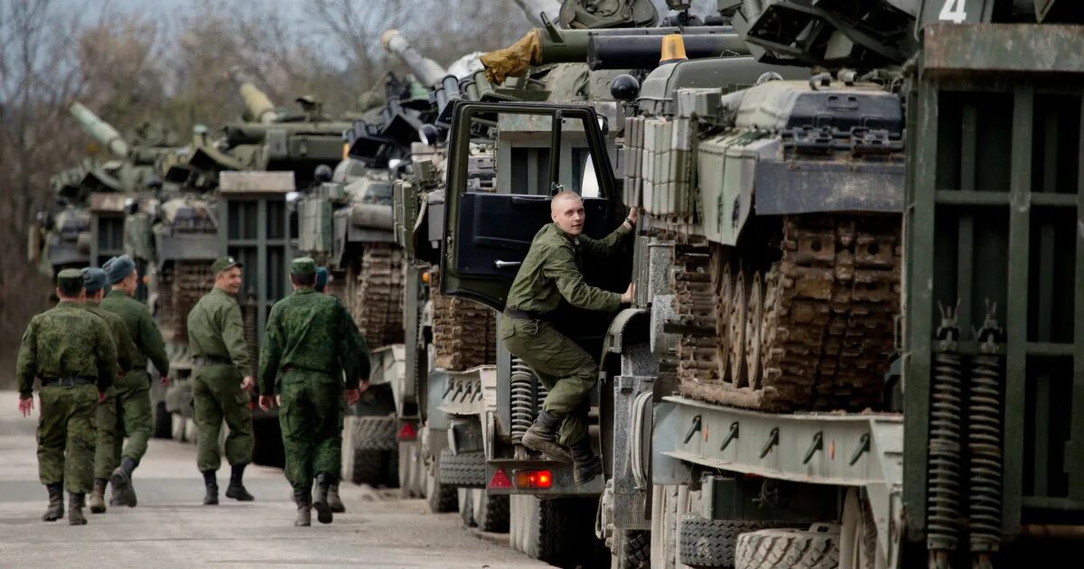 Ввод войск сегодня. Рф стягивает войска к границе с украиной. российские войска на границе с украиной. колонна военной техники. колонна российских войск.