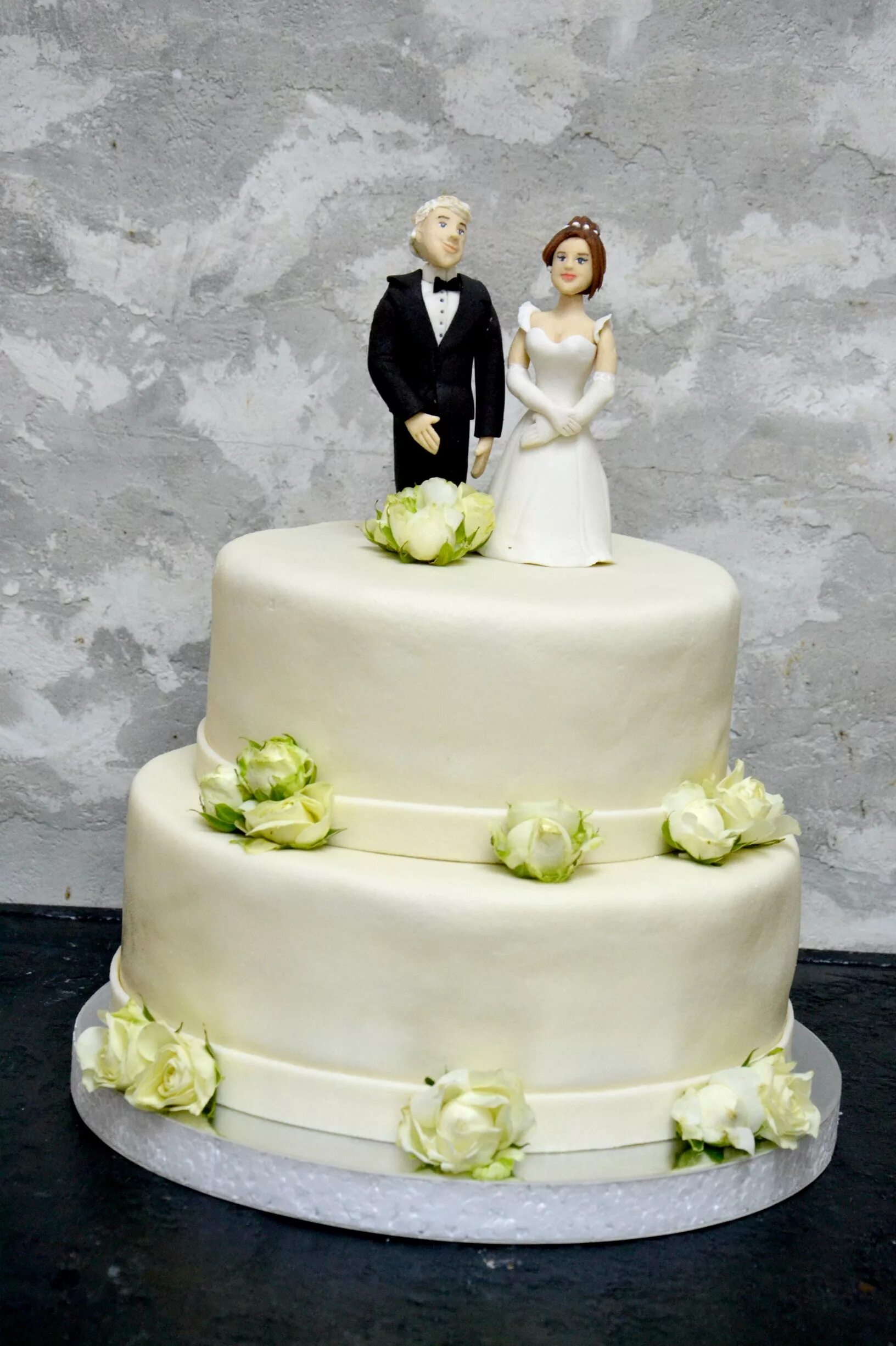 Фигурки на свадебный торт. Торт жених и невеста. Свадебный торт с женихом и невестой. Торт с фигурками. Торт женихи.