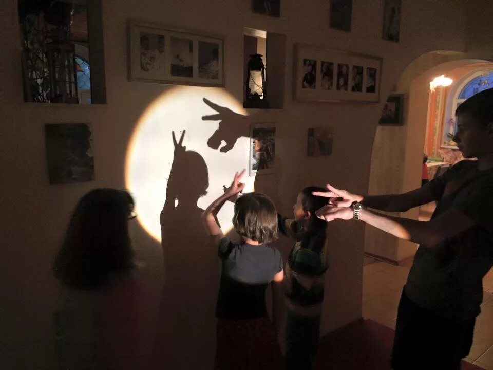 показ диафильмов. диафильм на стене. фильмоскоп 082а-01/21. старинный проектор для показа диафильмов. диафильм.