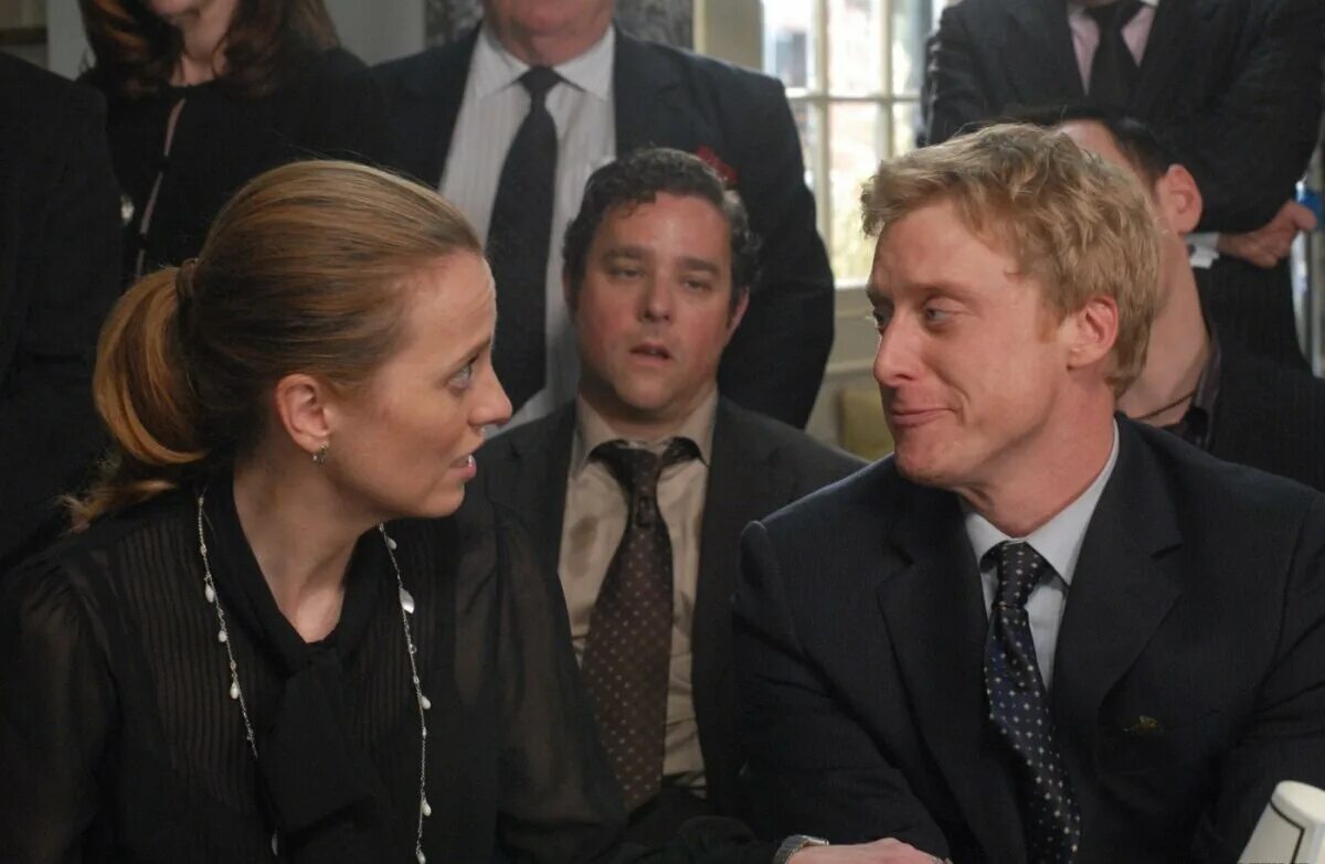 Похороны трейлер на русском. Death at a funeral (2007). Смерть на похоронах тьюдик. Смерть на похоронах 2007. Похороны цыганского барона.