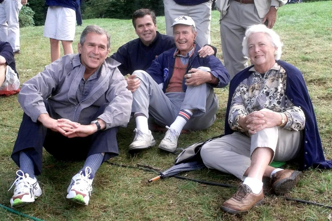 Жена буша старшего. Джордж Уокер Буш с семьей. Джордж Буш 2023. Джордж Буш семья. Буш старший и младший.