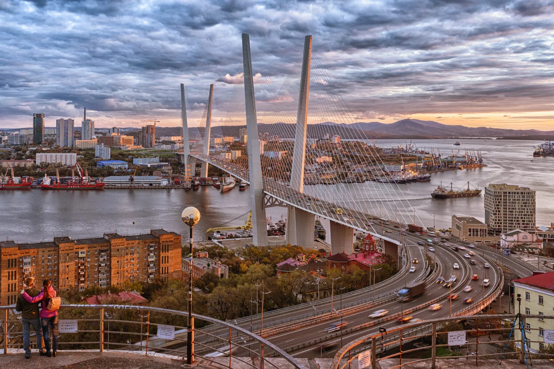 2 vladivostok. Бухта золотой Рог Владивосток. Мост города Владивосток золотой Рог. Вантовый мост бухта золотой Рог. Мост через бухту золотой Рог во Владивостоке.