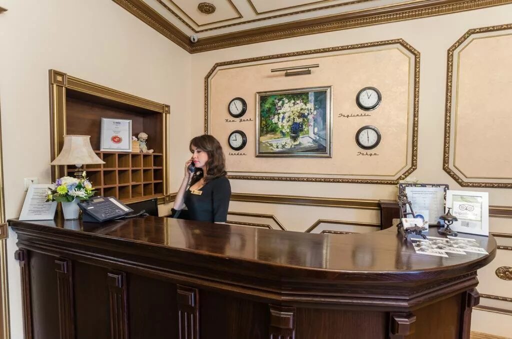 Бутик отель 1852 санкт-петербург. Администратор на ресепшн. Администратор мини отеля. Администратор гостиницы. Администратор отеля.