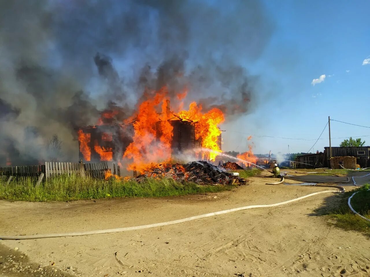 Пожар в Никольске Вологодской области. Пожар. Пожар в Никольске Пензенской области. Сгорел дом в Никольске Пензенской области. Блонь огонь ул ленина 2 отзывы