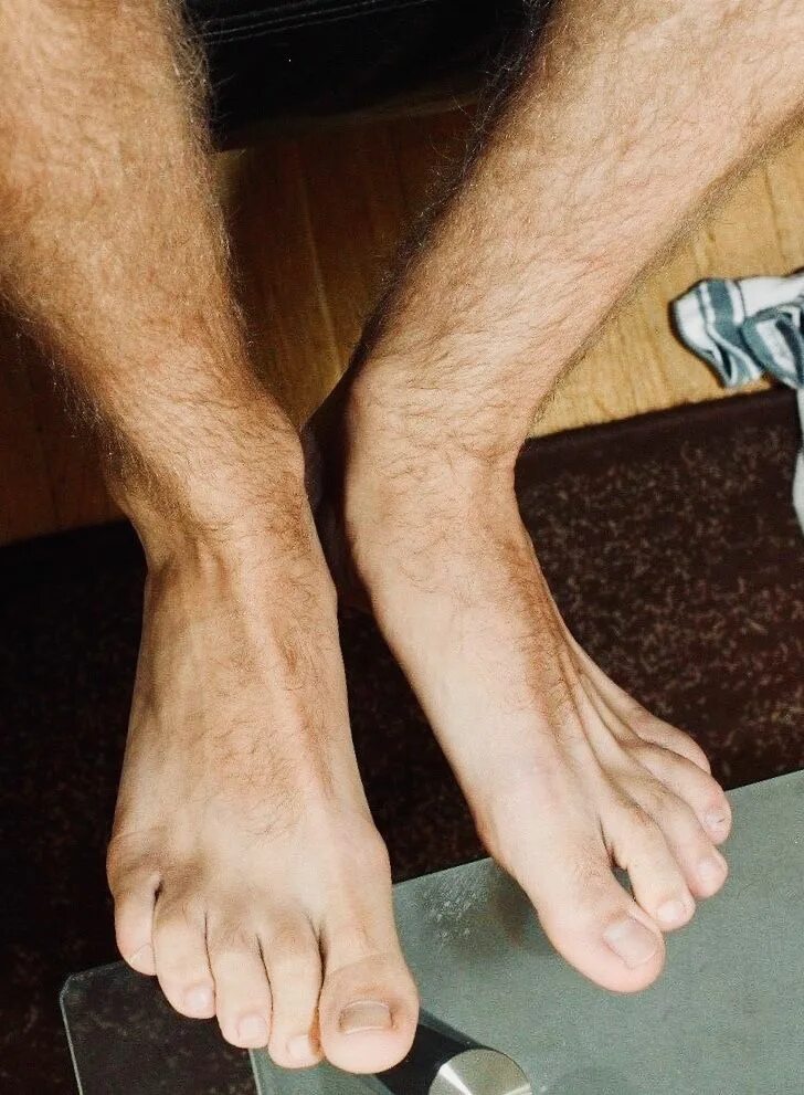 Длинный палец на ноге мужчины. Ноги парней. Ножки мужские.