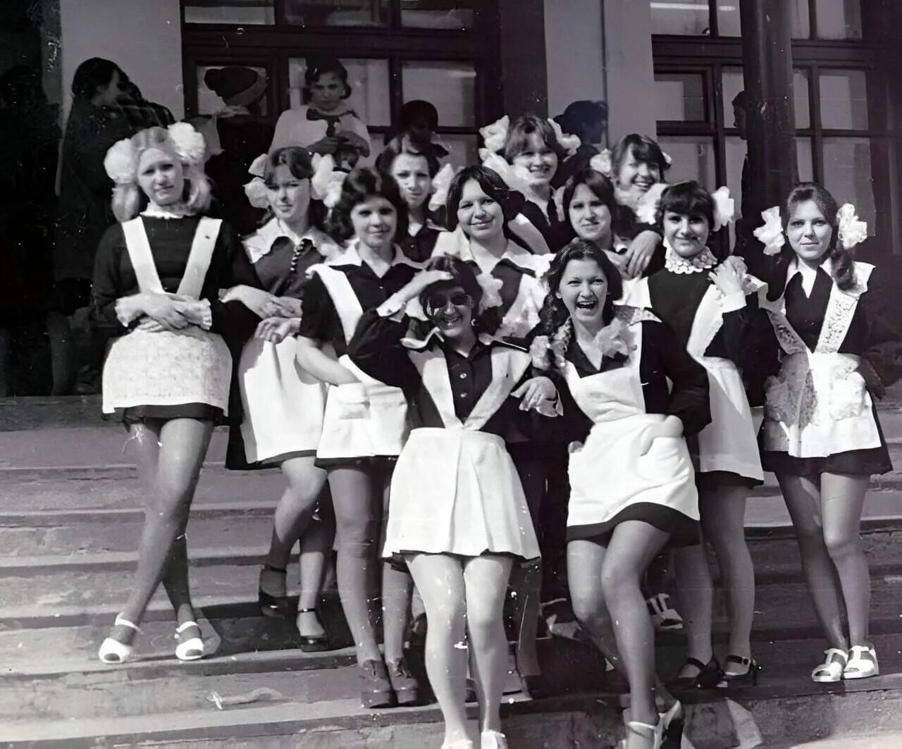 Одноклассницы танцуют. 70 Е годы школа СССР. Советские выпускники школ. Школьная форма в 80-е годы.