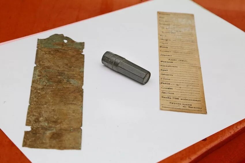 Капсула солдата вов. Смертный медальон бойца красной армии. Солдатский медальон вов. Медальон солдата великой отечественной войны. Медальон солдата.