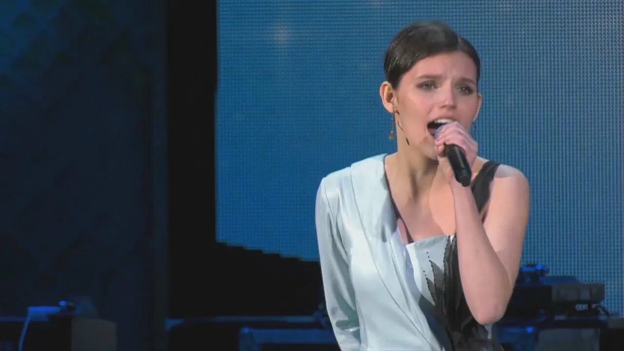 Ariana певица. Девушка поет вокал. Той девушки которая поет песню. Девушка вокал. Девушка поет.