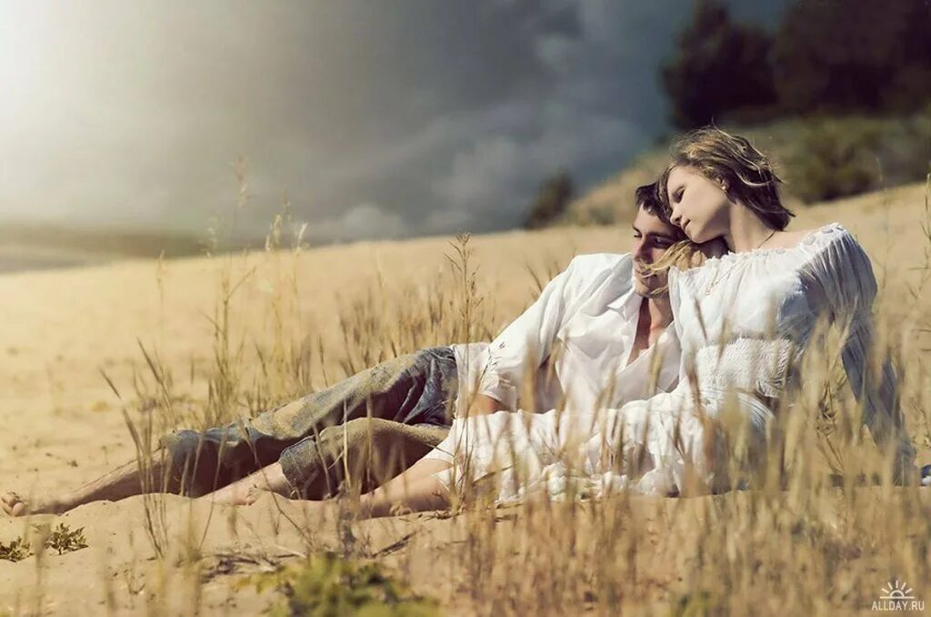 Я только там. Романтические воспоминания. Два человека сидят в поле. Нежность. Сила и нежность.