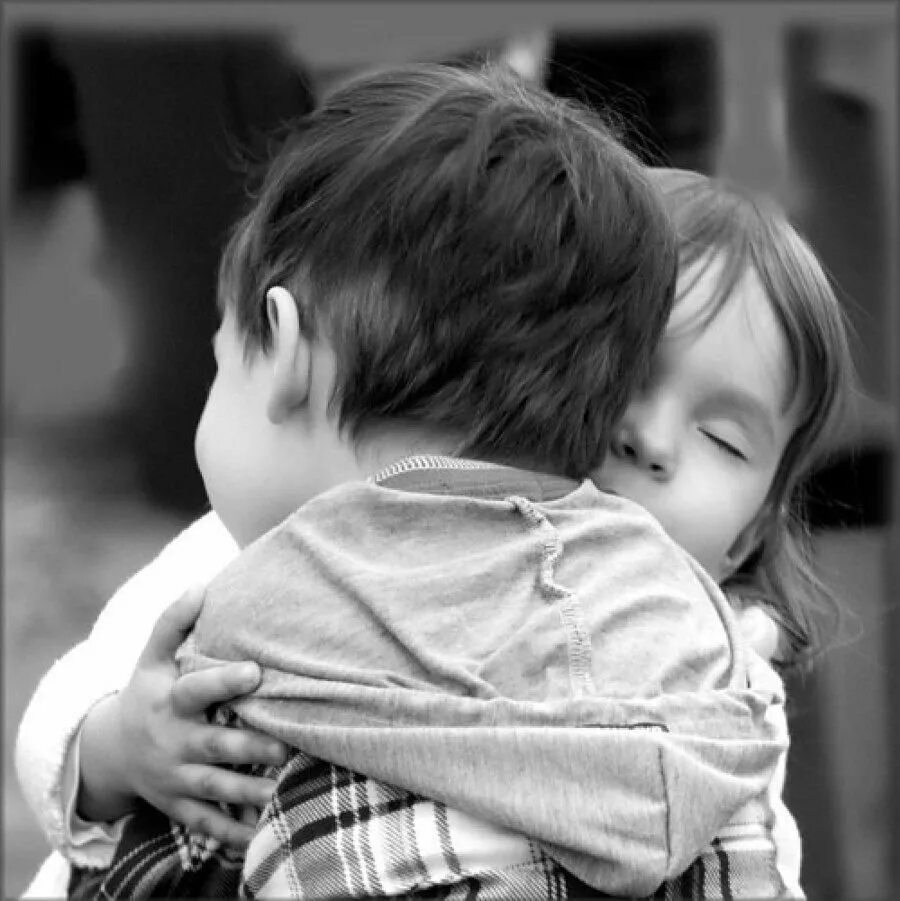 Брат сестру перед школой. Мальчик и девочка обнимаются. Мальчик обнимает девочку. Объятия детей. Крепкие объятия.