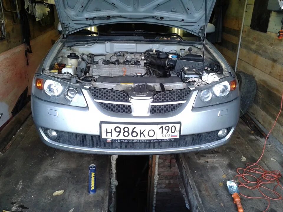 Nissan Almera n16 подкапотное. Nissan Almera n16 подкапотное пространство. Подкапотное пространство Ниссан Альмера Классик. Подбамперное пространство Ниссан Альмера н16.