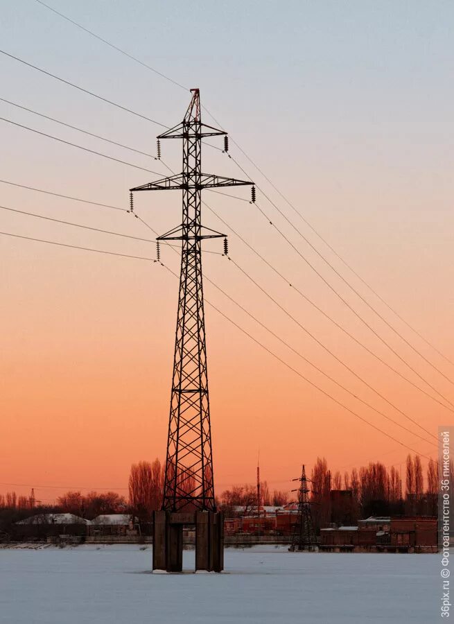 Электрические столбы. Двухцепные линии 750 кв. Высоковольтная опора 220кв столб. Взрыв провода. Лэп 10000 вольт.