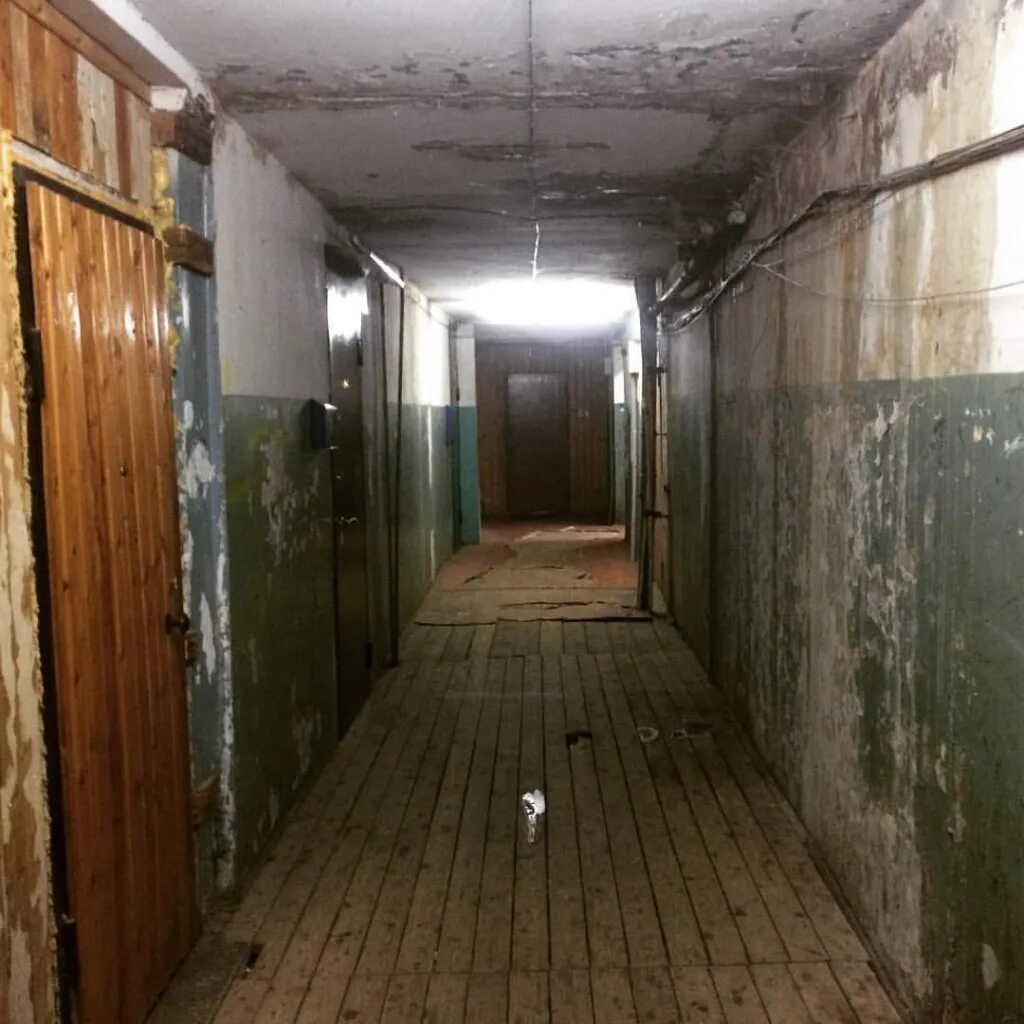 Общежитие комнаты старые. Общежитие страшное. Общежитие в России. Старая комната в общежитии.