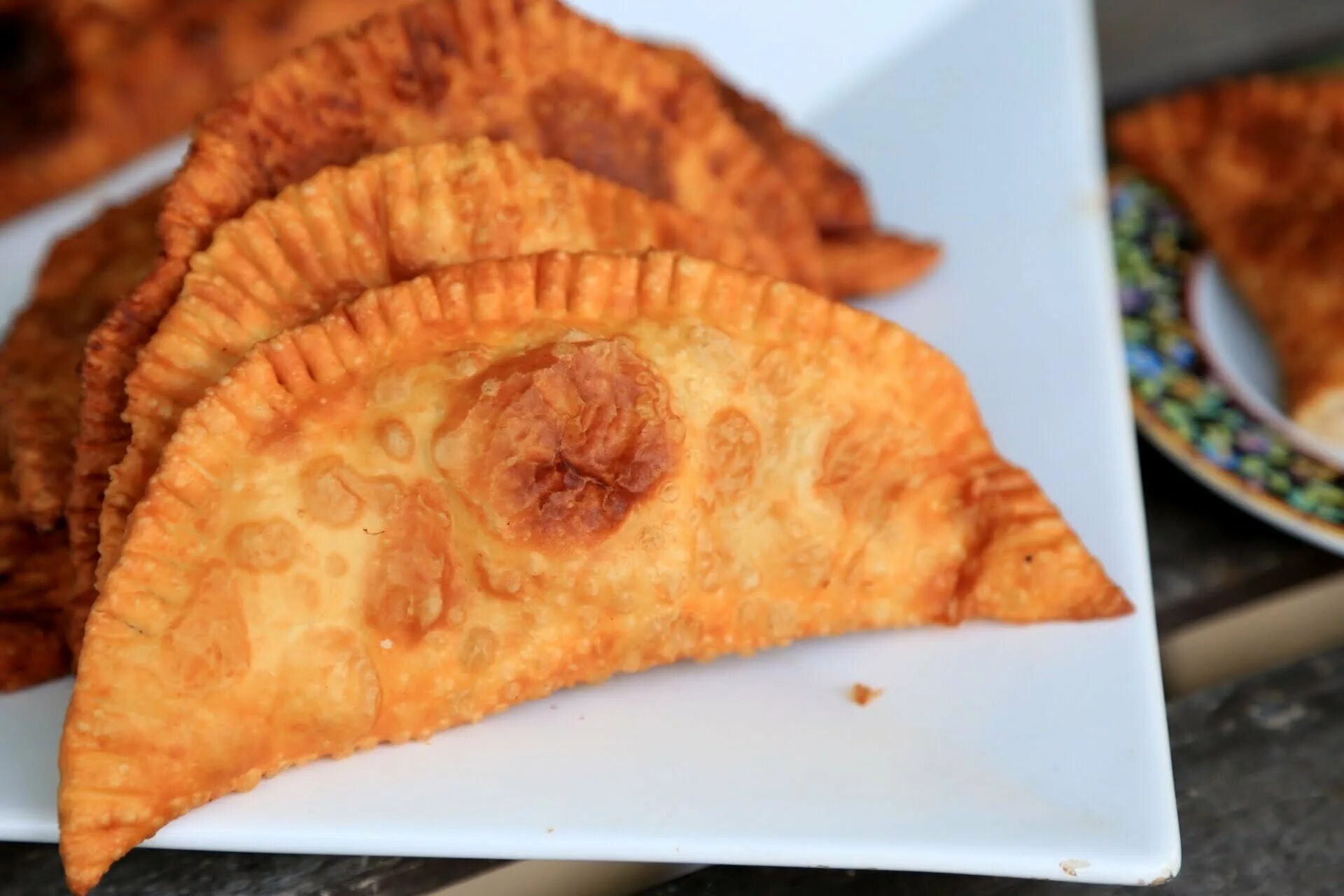 Чебурек м. Чебурек. чебуреки на тарелке. чебуреки пирожки. самые вкусные и сочные чебуреки.
