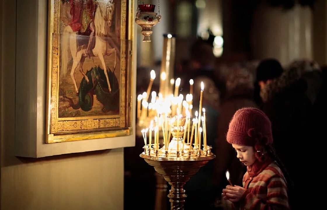Молитва в церкви. Православный храм. Дети в храме. Люди молятся в церкви. Святой молящийся о детях