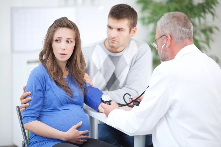 Патология врач беременна. Беременность давление. Измерение ад беременной. АГ И беременность.