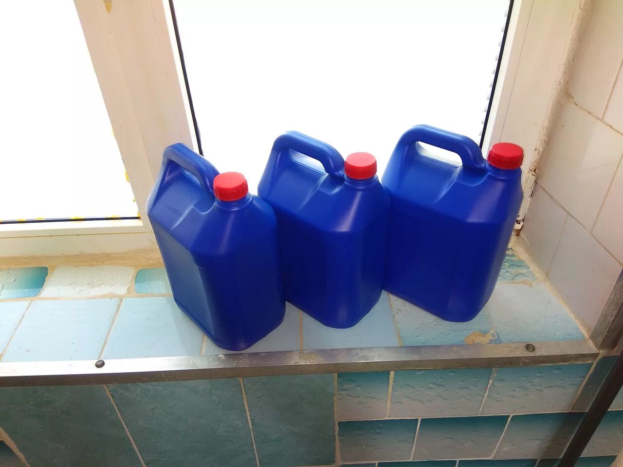 Самоделки из канистры. An -95 бензин канистры. Канистры использовать. Канистра для бензина. Изделия из пластиковых канистр.