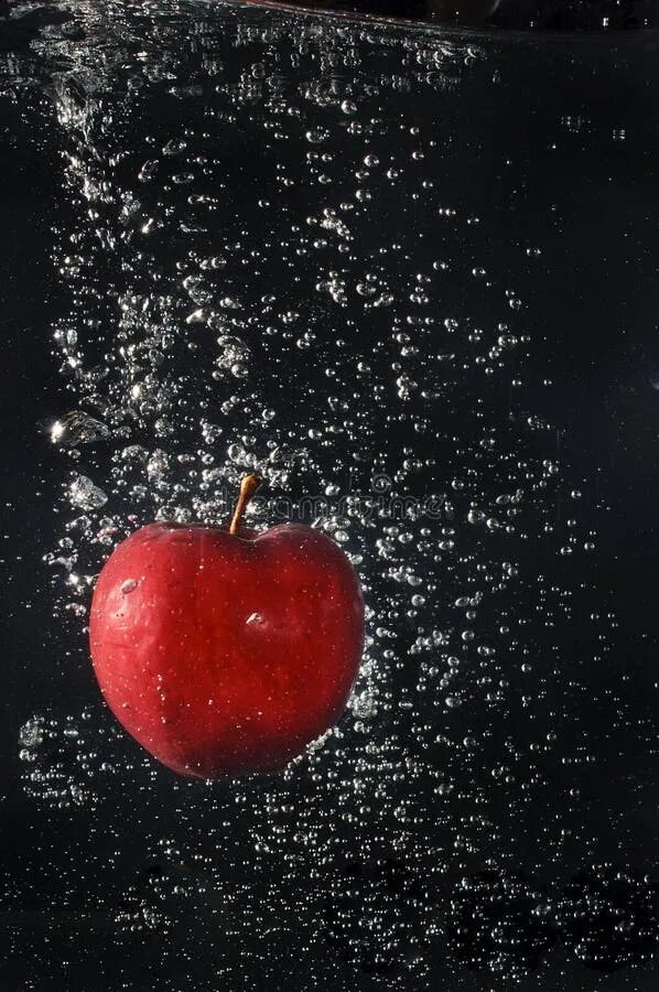 Падающее яблоко на черном фоне. Яблоко упало в воду. Apple falling. Яблоко падает в воду. Падающие предметы.